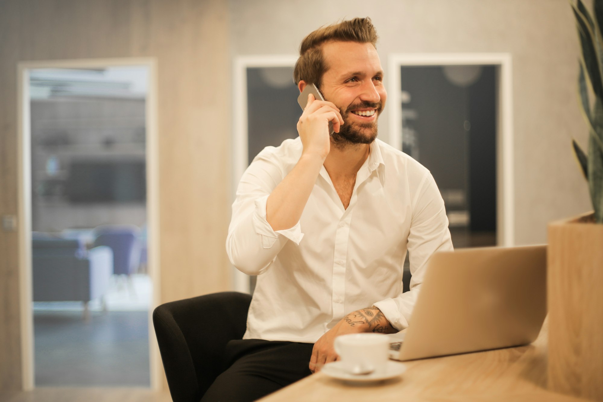 Customer service manager coaching an advisor in a contact centre
